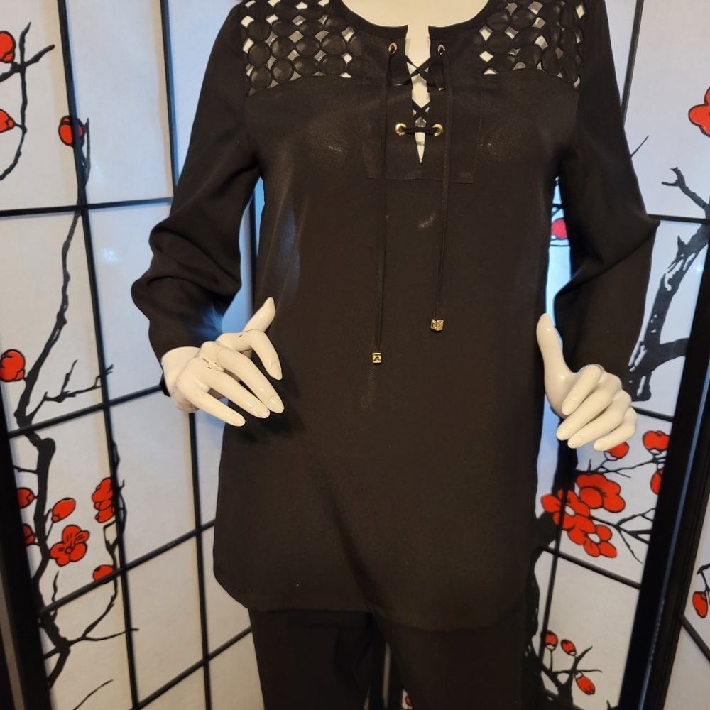 ANNE KLEIN BLACK ELEGANT  LADIES BLOUSE WITH SHEER SHOULDER ART/SIZE MEDIUM - Picture 4 of 13